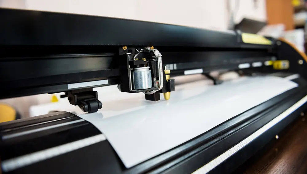Jak wybrać odpowiedni ploter tnący rolkowy