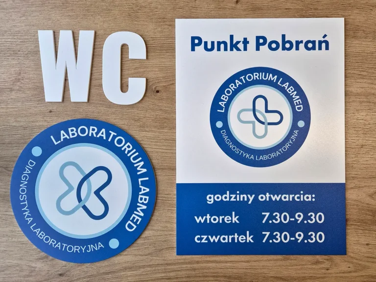 tabliczka z logo firmy na drzwi